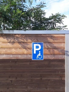 Unberechtigtes Halten auf einem Behindertenparkplatz kann Sanktionen zur Folge haben.