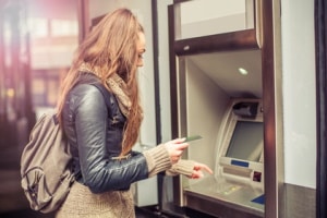 Erlaubt das Gesetz beim Halten in der 2. Reihe den Gang zum Geldautomaten?