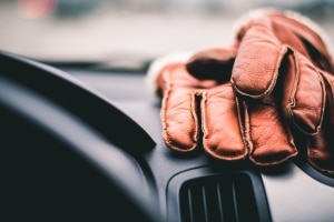 Kommt es zu einem Unfall, können Sie Handschuhe beim Autofahren teuer zu stehen kommen.