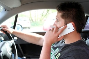 Handy am Steuer Frau Auto - ein lizenzfreies Stock Foto von Photocase