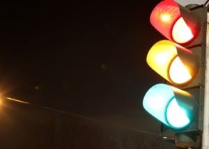 Handy am Steuer bei roter Ampel