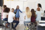 Durch das Handyverbot in der Schule sollen sich Schüler besser auf den Unterricht fokussieren können.