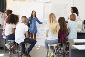 Durch das Handyverbot in der Schule sollen sich Schüler besser auf den Unterricht fokussieren können.