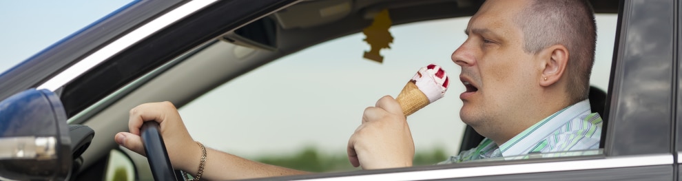 Essen beim Autofahren: Ist der Gaumenschmaus hinterm Steuer erlaubt?