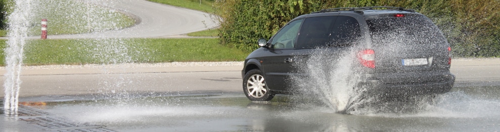 Wie Sie bei Aquaplaning richtig reagieren