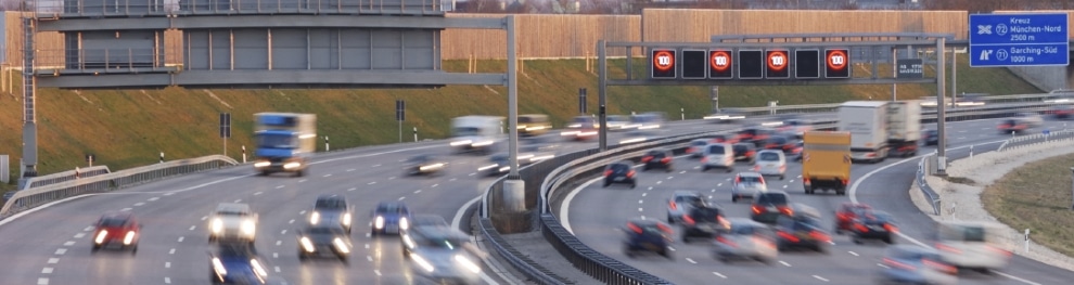 Mittelspurschleicher: Verkehrsbehinderung auf der Autobahn