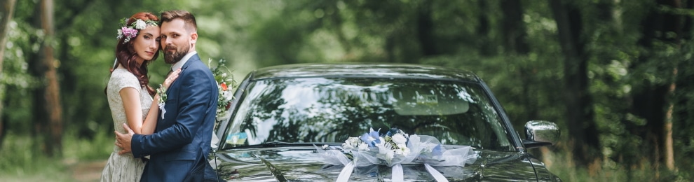 Autoschmuck Hochzeit: Wie man Autoschleifen und Blumen in Szene setzt