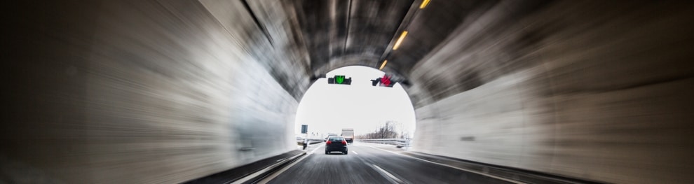 Höhenkontrolle vor einem Tunnel auf der Autobahn