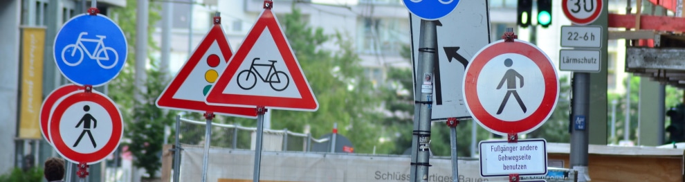 Umleitung im Straßenverkehr: Welches Schild weist den Weg?