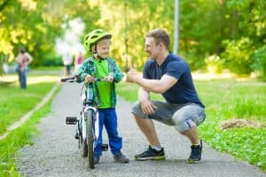 Ob Groß oder Klein: Eine Helmpflicht gibt es für Fahrradfahrer in Deutschland nicht.