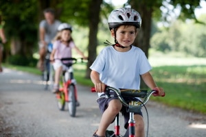 Im Ausland kann es mitunter eine Helmpflicht für Kinder geben.