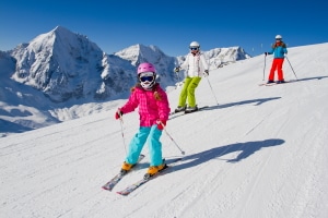 Helmpflicht in Österreich: Beim Skifahren müssen Kinder in den meisten Bundesländern einen Kopfschutz tragen.