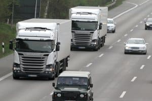 Die Höchstgeschwindigkeit auf der Autobahn für Lkw beträgt 80 km/h.