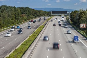 Eine Höchstgeschwindigkeit auf der Schnellstraße (Autobahn) gibt es in Deutschland für Pkw nicht.