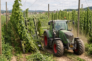 Ob Erde, Lehm oder Hopfenspikes, Landwirte sind verpflichtet, diese Verkehrshindernisse zu beseitigen oder davor zu warnen.