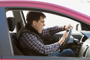 Ist an Ihrem Auto die Hupe defekt, kann der TÜV die Plakette verweigern.