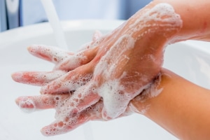 Regelmäßiges und gründliches Händewaschen zählt ebenso wie das Abstandhalten zu den wichtigsten Hygienetipps.