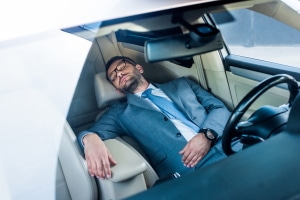 Im Auto schlafen: Ob dies verboten ist, klärt der nachfolgende Ratgeber.