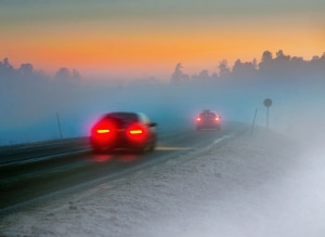 Im Winter mit Sommerreifen unterwegs: Eine Strafe in Form von Bußgeldern und Punkten ist möglich.