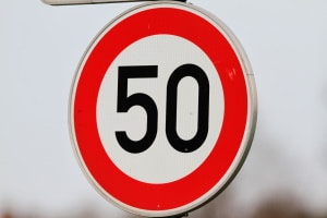 Innerorts gilt auf Kraftfahrstraßen eine Höchstgeschwindigkeit von 50 km/h.