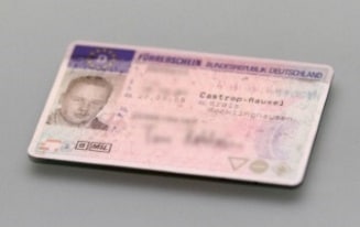 Ein internationaler Führerschein enthält ein Passbild, das den biometrischen Vorgaben genügen muss.