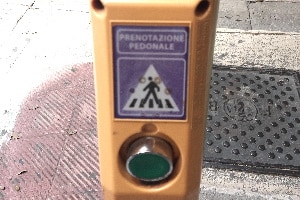 Italienische Verkehrszeichen sind oft in kleiner Version an Ampeln zu finden.