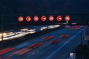 Die kamerabasierte Verkehrszeichenerkennung hat in manchen Situationen Schwierigkeiten, LED-Schilder zu erkennen.