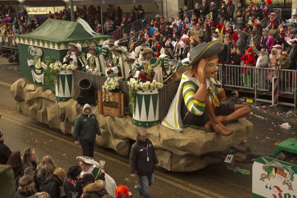 Umgangssprachlich bezeichnet der Karnevalswagen jedes Gefährt, das an einem Festumzug teilnimmt.