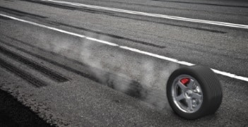 Es ist möglich, Outdoor Kart zu fahren. Aber auch Indoor gibt es Kartbahnen.