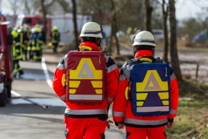 Im Katastrophenfall arbeiten Feuerwehr, Rettungsdienst und Technisches Hilfswerk zusammen, um die Schäden eizudämmen.