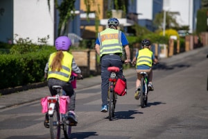 Besser kein Radfahrverbot für Grundschüler: Kinder lernen Regeln und umsichtiges Radfahren nur durch ständiges Üben.