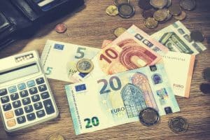 Wer einige Euro sparen möchte, kann Preise vergleichen und seine Kennzeichen online bestellen.