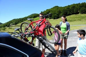 Das Kennzeichen für den Fahrradträger muss als drittes Nummernschild angebracht werden.