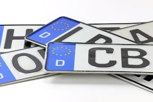 Die Kfz-Zulassungsstelle vom Landkreis Rostock bietet Wunschkennzeichen-Reservierungen an.