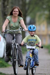 Auch ein Kind ist mit Fahrradhelm besser geschützt, insbesondere wenn es noch unsicher auf dem Rad ist.