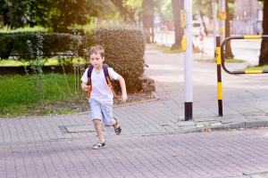 Nach einem Urteil des OLG Celle trägt das Kind keine Mitschuld am Autounfall, wenn es anderen Kindern auf die Straße folgt.