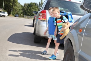 Trifft ein Kind ein Mitverschulden am Autounfall, wenn es die Straße überquert, obwohl sich ein Auto nähert?