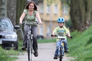 Aufsichtspersonen dürfen Kinder mit dem Fahrrad auf dem Gehweg begleiten. Die StVO wurde Ende 2016 dementsprechend geändert.