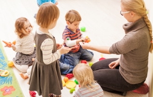 Für einige Berufsgruppen ist die Kinderbetreuung in Corona-Zeiten sichergestellt.