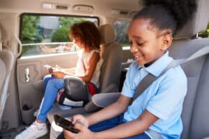 Welcher ist der richtige Kindersitz für lange Autofahrten?