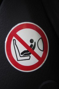 Kindersitzpflicht: Der Airbag muss ausgeschaltet sein, wenn ein Kind rückwärtsgerichtet auf dem Beifahrersitz mitfährt.