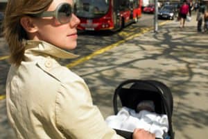 Weil bspw. auch Kinderwagen auf dem Gehweg unterwegs sind, die nicht behindert werden dürfen, ist das Parken hier oft untersagt.