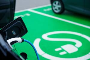 Durch das Klimaschutz Sofortprogramm 2022 sollen noch mehr Schnellladesäulen entstehen.