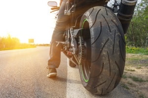 Welche Konsequenzen hat ein Motorradunfall ohne Helm für den Verunfallten?