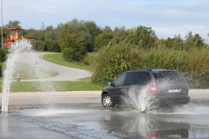 Volle Konzentration beim Fahrtraining: Ihr eigenes Auto lernen Sie so auch in schwierigen Situationen kennen.