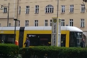 Die Bundesregierung plant kostenlose öffentliche Verkehrsmittel, um den Schadstoffausstoß zu verringern.
