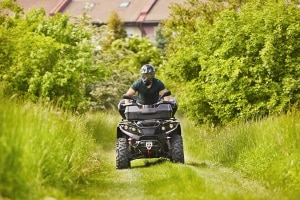 Die wichtigsten Kraftfahrzeugklassen sind L, M, N und O. Zu Klasse L gehören z. B. Mopeds und Quads.