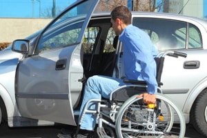Anders als beim PKW wird für einen Krankenfahrstuhl in der Regel kein Führerschein benötigt.