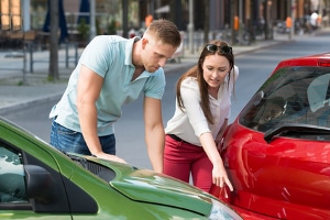 Kleiner Rempler und schon ist ein Kratzer im Lack. Können Sie das Auto selbst lackieren?