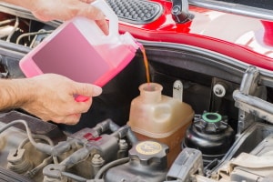 Kühlwasser am Auto nachfüllen: Worauf müssen Sie achten?